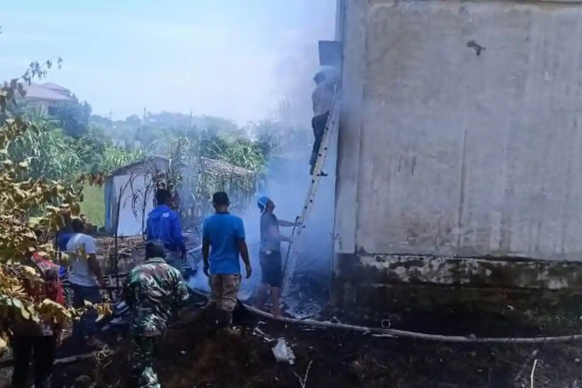 Lima Mobil Pemadam Kebakaran Diturunkan ke Kantor Badan Keuangan Abdya