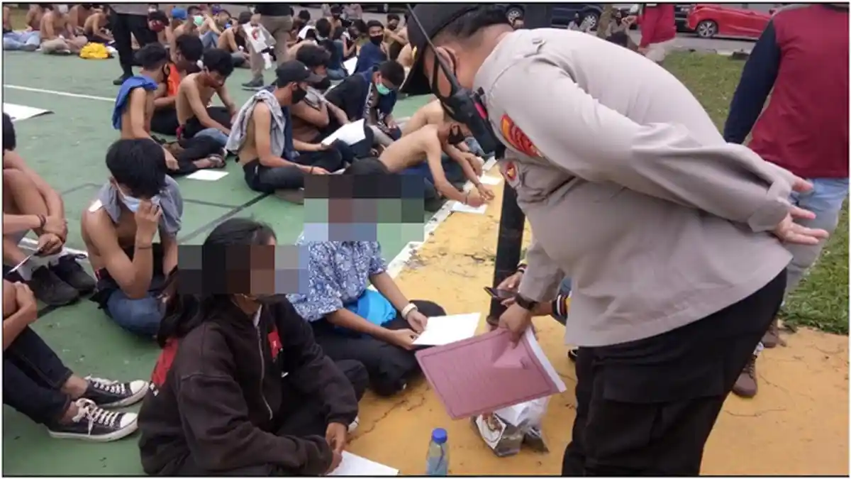 Pakai Seragam Sekolah dan Berada di Lokasi Demo, 2 Pelajar Putri Diangkut ke Mapolrestabes Palembang