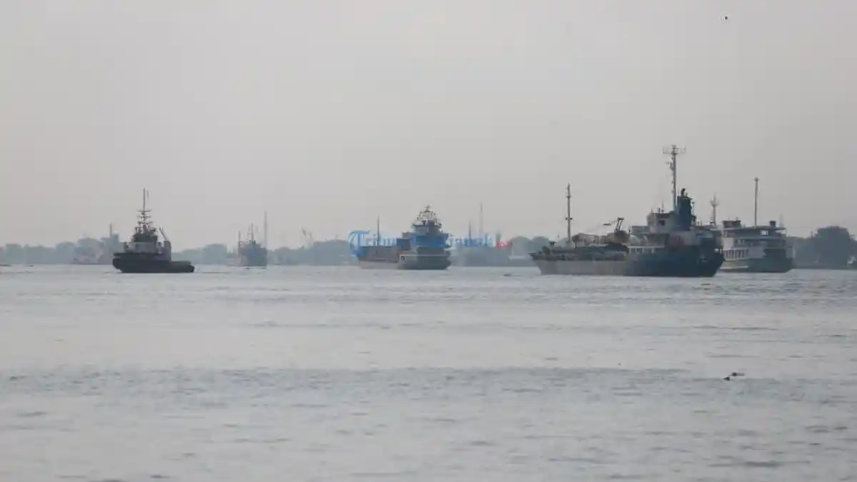 FOTO: Sungai Kapuas Terintrusi Air Laut - sejumlah-kapal-di-sungai-kapuas.jpg