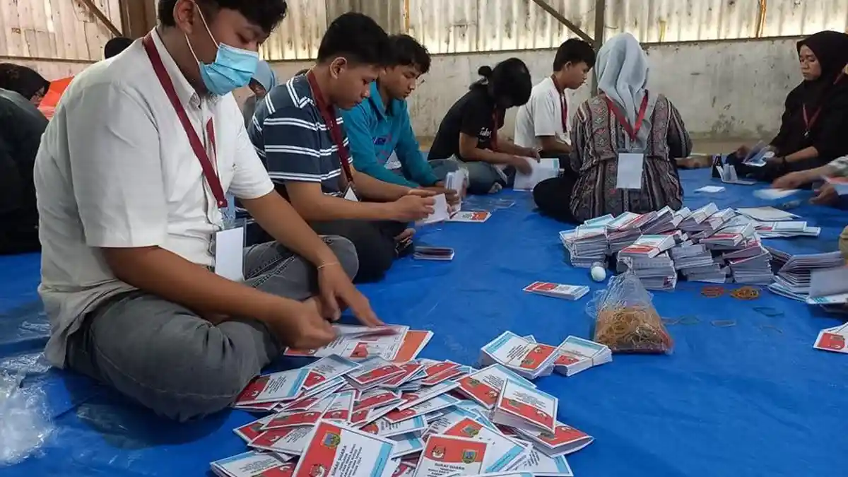 12 Difabel Dilibatkan KPU untuk Lipat Surat Suara Pilkada Kudus 2024