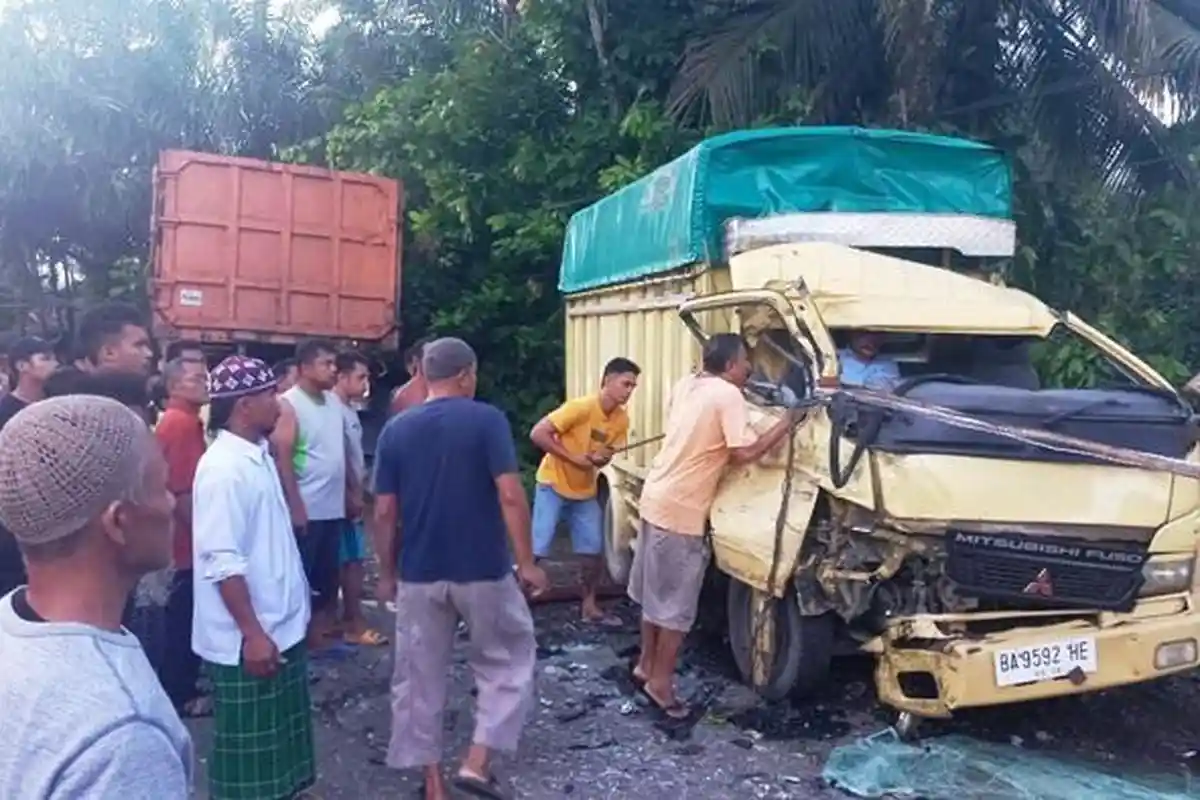 Gegara Hindari Jalan Berlubang, Truk Tronton Hantam Colt Diesel di Jalinsum Sijunjung