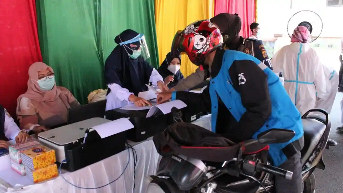 Perdana, Polres Lhokseumawe Gelar Vaksinasi dengan Sistem Drive Thru