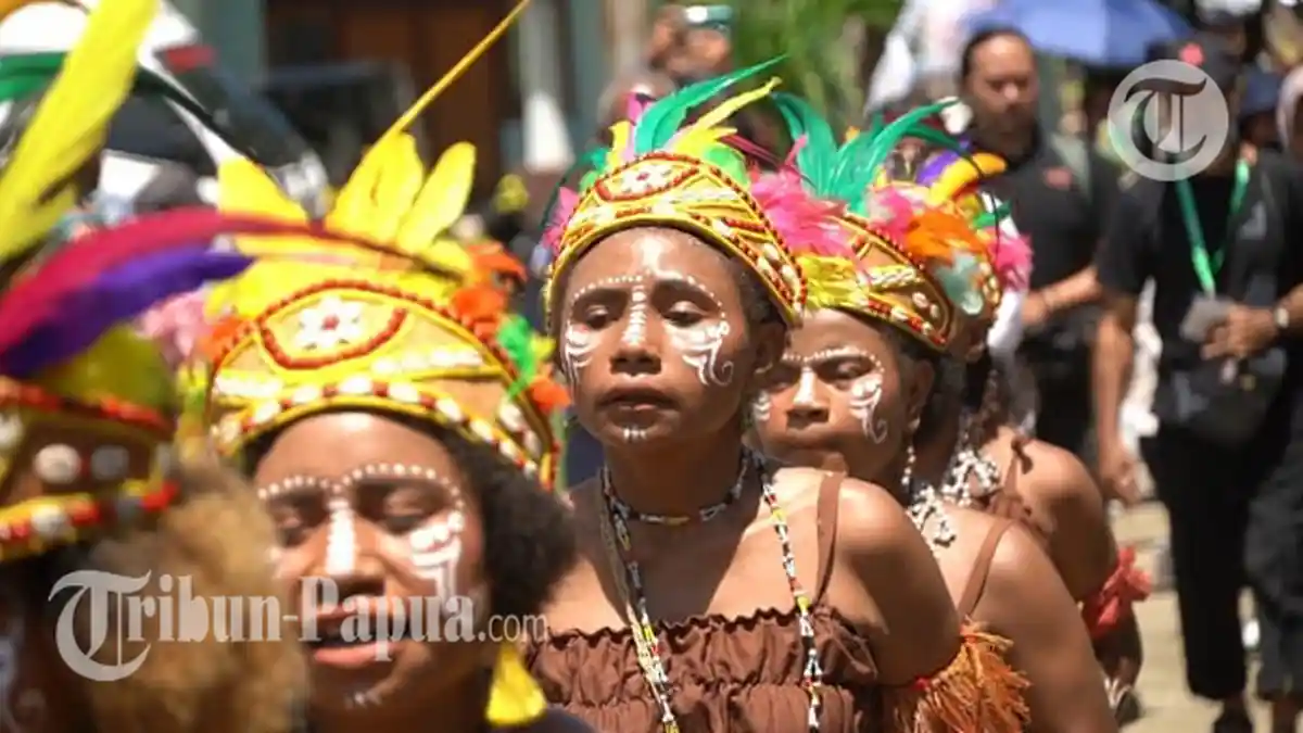 Penonton Terkesima Lihat Penari Tradisional Papua Pakai Kostum Berbahan Kayu