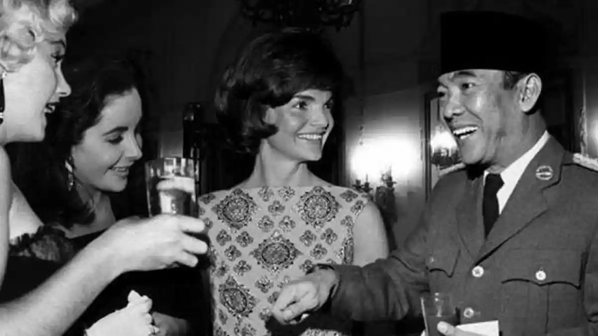 MENGUAK HUBUNGAN ASMARA SOEKARNO pada Pramugari, Cinta Ditolak hingga Wanita Dipanggil ke Istana
