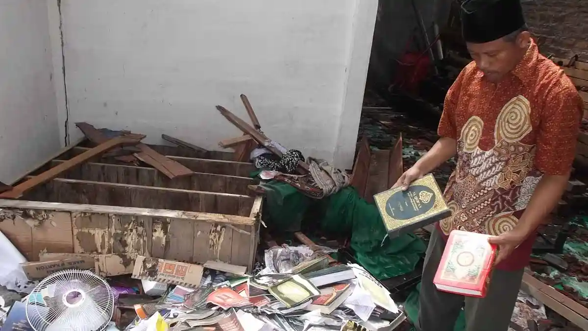 Masjid di Kendal Dirusak, Kapolri : Yakinlah, Polisi Bisa Ungkap Pelakunya. . - masjid-ahmadiyah-kendal_20160526_112723.jpg