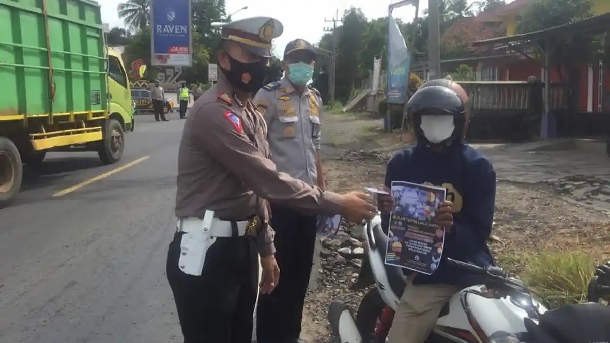 Operasi Zebra Krakatau 2020, Pengendara di Way Kanan Diberi Kartu Sanjungan dan Imbauan