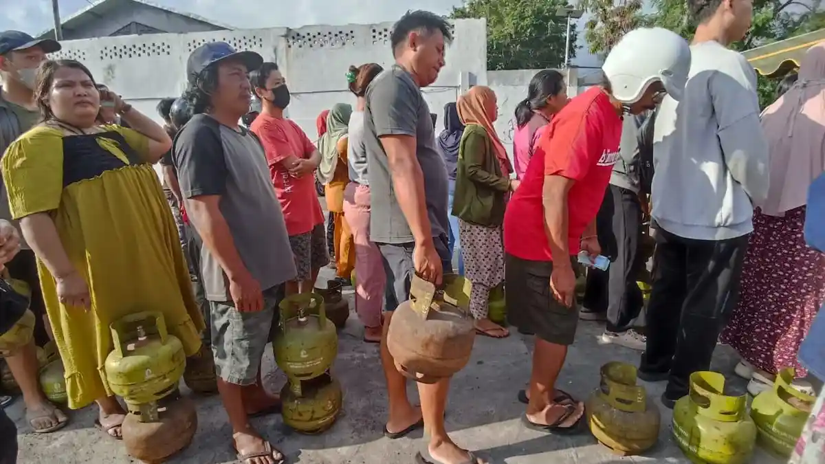 6 Arti Mimpi Berada di Barisan Belakang Antrean, Pertanda Merasa Tertinggal