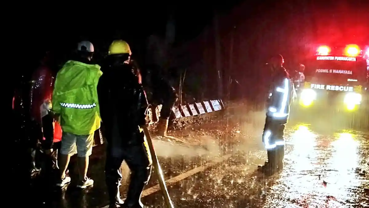 Terimbas Bencana Hidrometeorologi, Tebing Longsor Hingga Tutup Jalan Alternatif Purwakarta-Subang