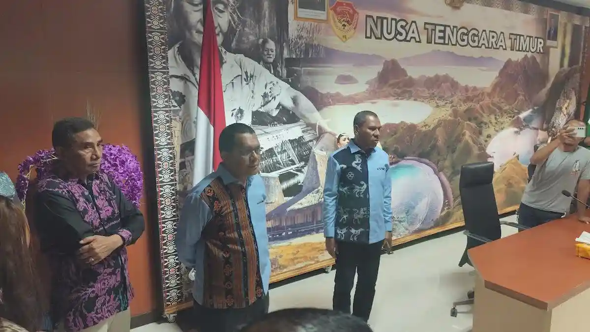 Melki - Johni Lihat Ruang Kerja saat Tiba di Kantor Gubernur NTT 