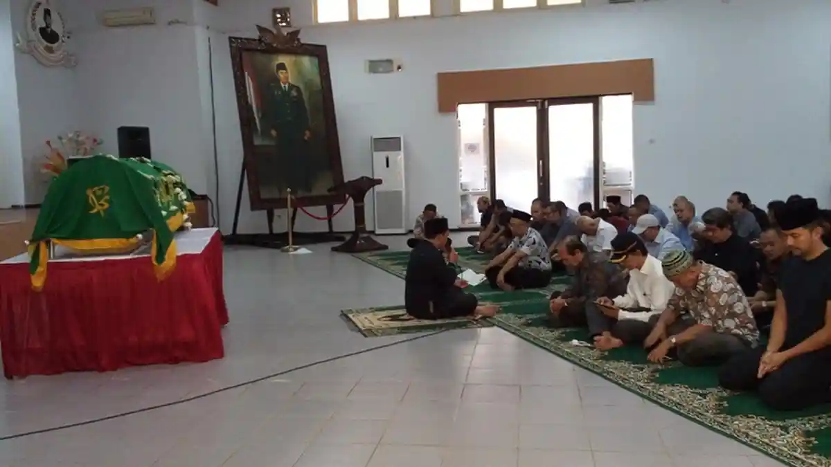 Suami Rachmawati Soekarnoputeri Wafat