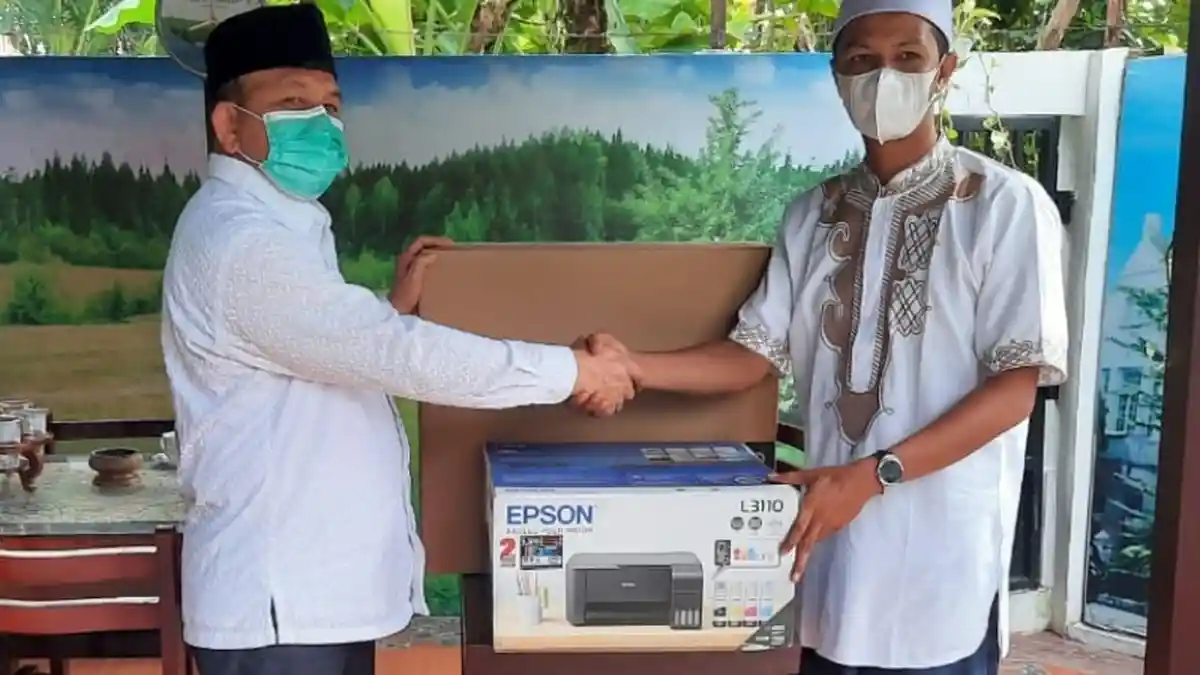 Marzuki Hamid Serahkan Bantuan Komputer ke Dayah Futuhul Mu’arif Aziziyah Furu’ Tsani Langsa