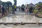 Tanpa Dukungan Anggaran Pemerintah, Warga Mujirahayu Swadaya Perbaiki Jalan Rusak