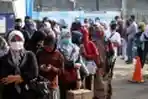 Antrean Panjang Akibat Pembatasan Jumlah Penumpang KRL