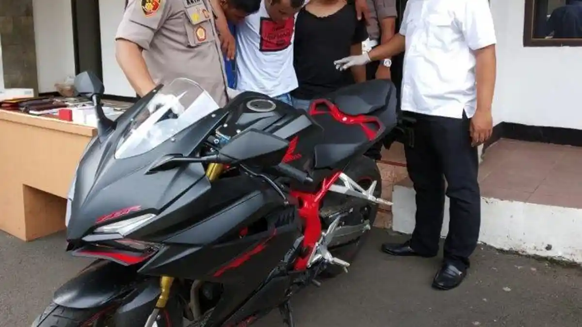 Dua Pencuri Barang Berharga dan Uang Dolar dari Rumah Mewah di Depok Diringkus Polisi