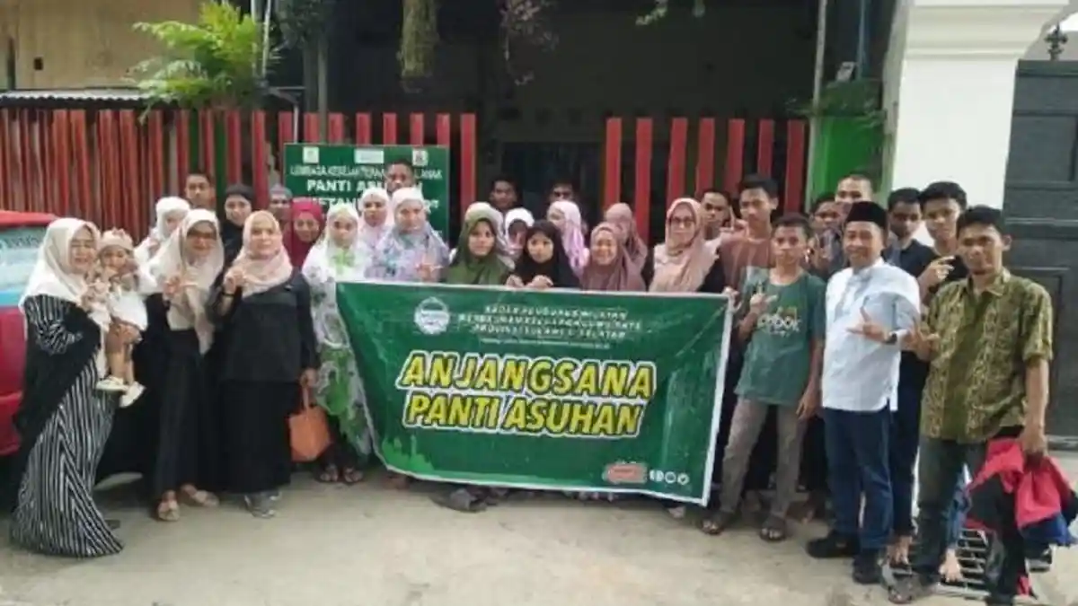 Pengurus KKLR Sulsel Bagikan Paket Buka Puasa ke Anak Panti Asuhan Miftahul Khair Makassar