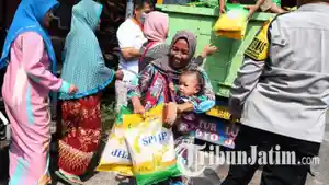 Sejumlah-warga-antre-dan-membeli-beras-SPHP-ilustrasi-beras-SPHP.jpg