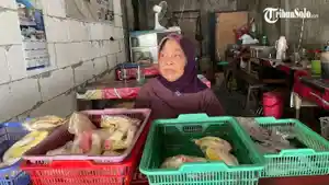 Salah-satu-pemilik-warung-makan-di-depan-pabrik.jpg