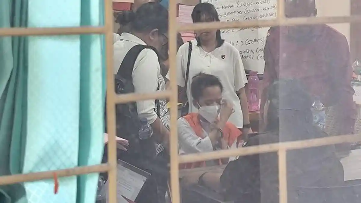 Kasus eks Kapolres Ngada, Fani Menangis Usai Kenakan Baju Tahanan