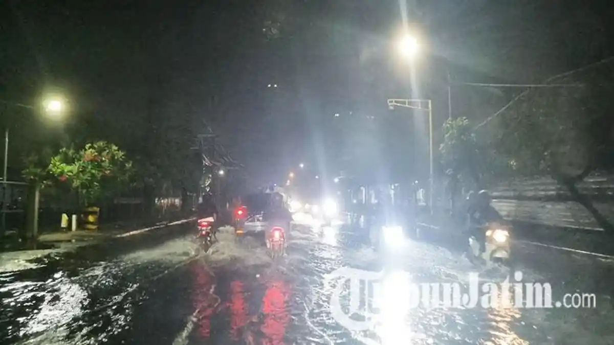 Padahal Diguyur Hujan Sebentar, Jalan Raya Sukomulyo Gresik Sudah Tergenang Banjir