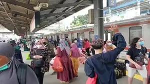 Penumpang-KRL-di-Stadebar.jpg