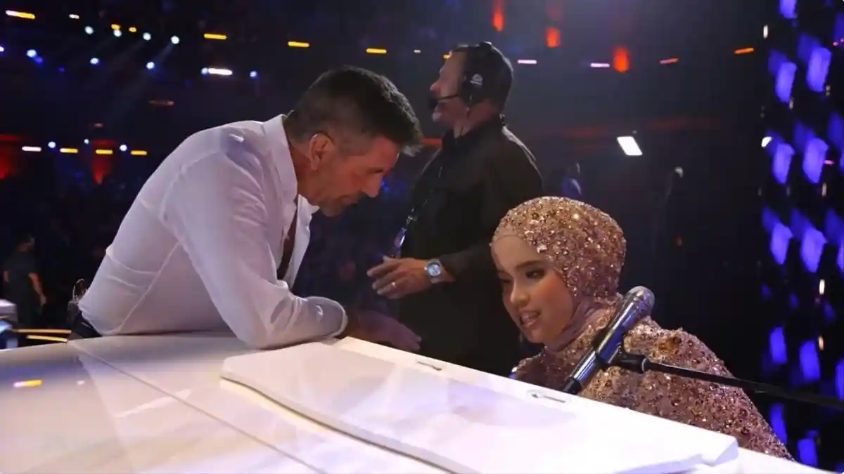 Simon Cowell Hampiri Putri Ariani saat Off Camera Semifinal America's Got Talent 2023