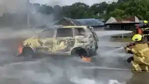 20260519_Proses-pemadaman-sebuah-mobil-yang-dilaporkan-terbakar-di-Mangkurawang.jpg