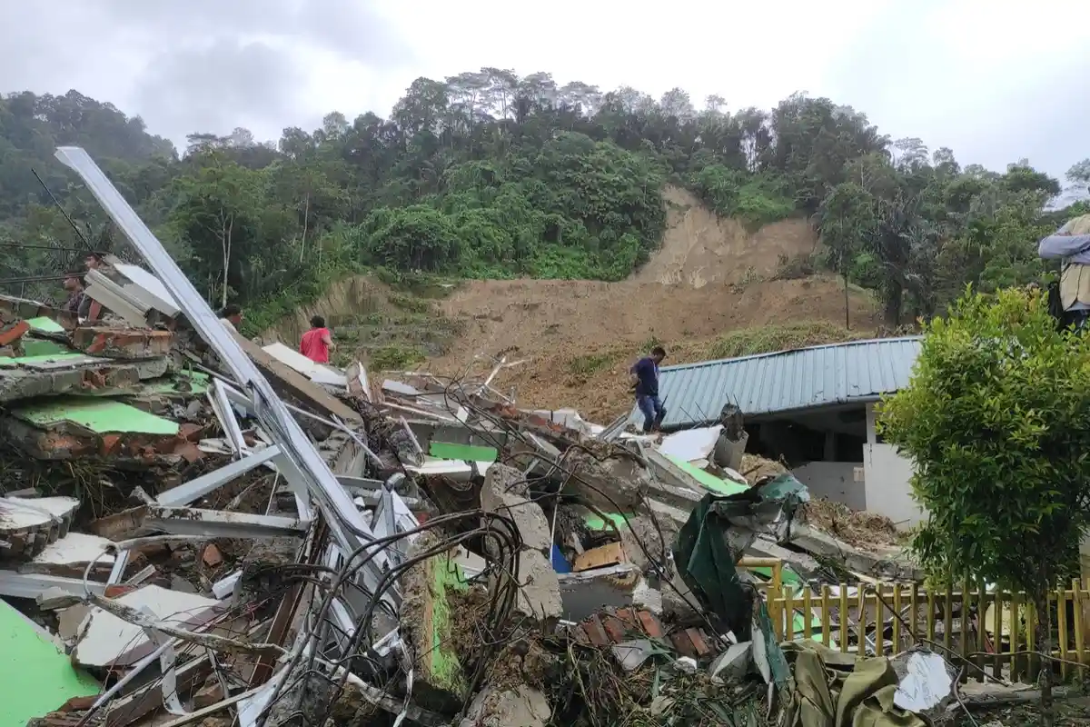 Dampak Longsor di Sibolangit, Sebuah Masjid Hancur Tertimbun Tetapi Kubahnya Utuh