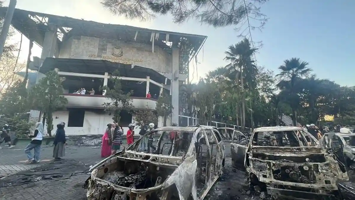 Mobil Wakil Walikota Makassar Aliyah hingga Anggota Dewan Hangus Terbakar di DPRD Makassar 