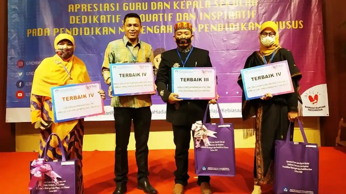 Guru SMA Sukma Bangsa Pidie Juara Nasional Kepsek Inspiratif