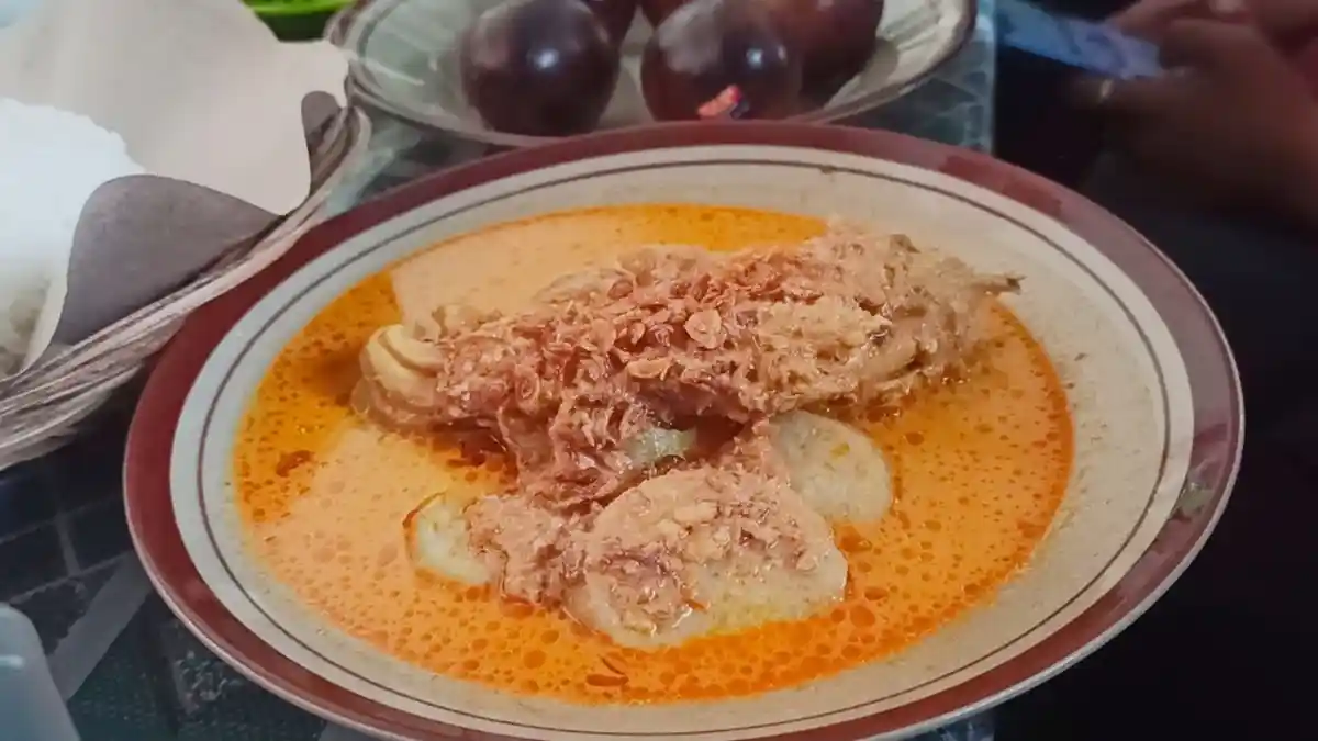 Sensasi Pedas Lontong Mbelyer 36 Blora, Kreasi Polwan Cantik, Bisa Request hingga 30 Cabai Setan