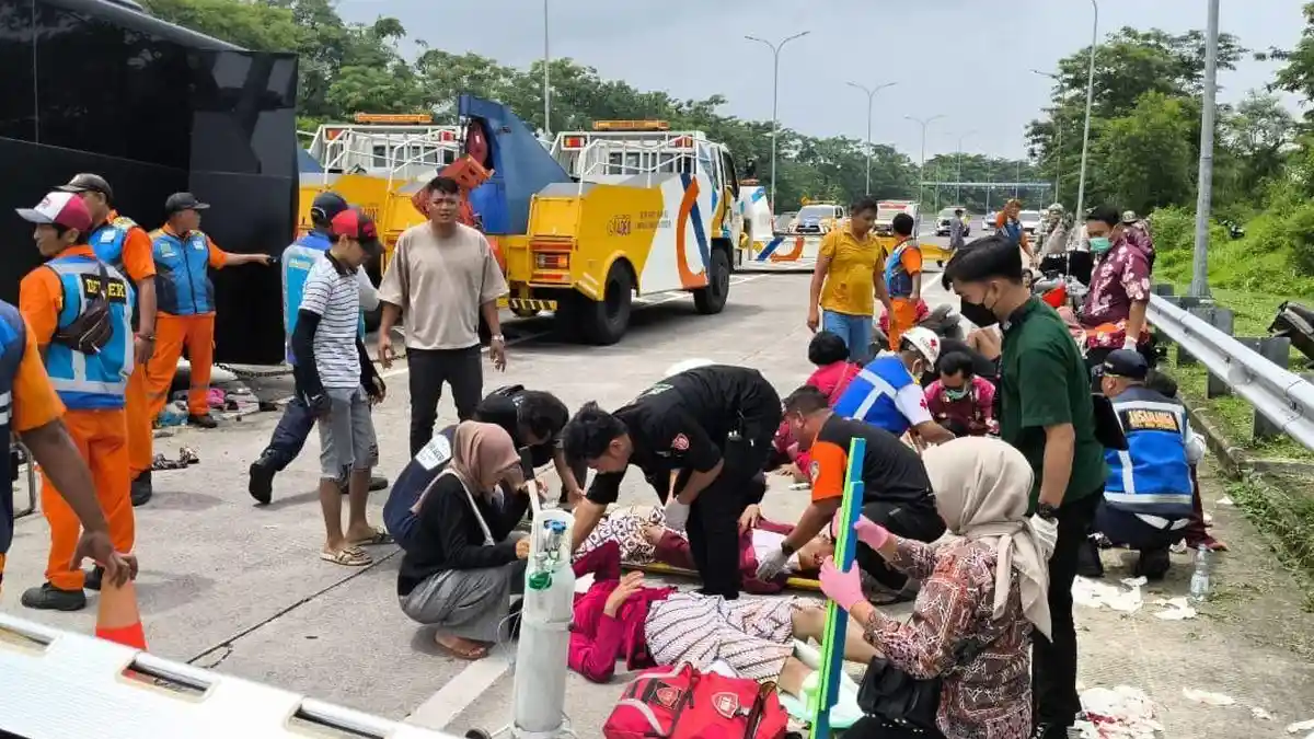 Kecelakaan Maut Bus Brimob Rombongan Siswa SMA di Exit Tol Purwodadi Tewaskan 2 Orang