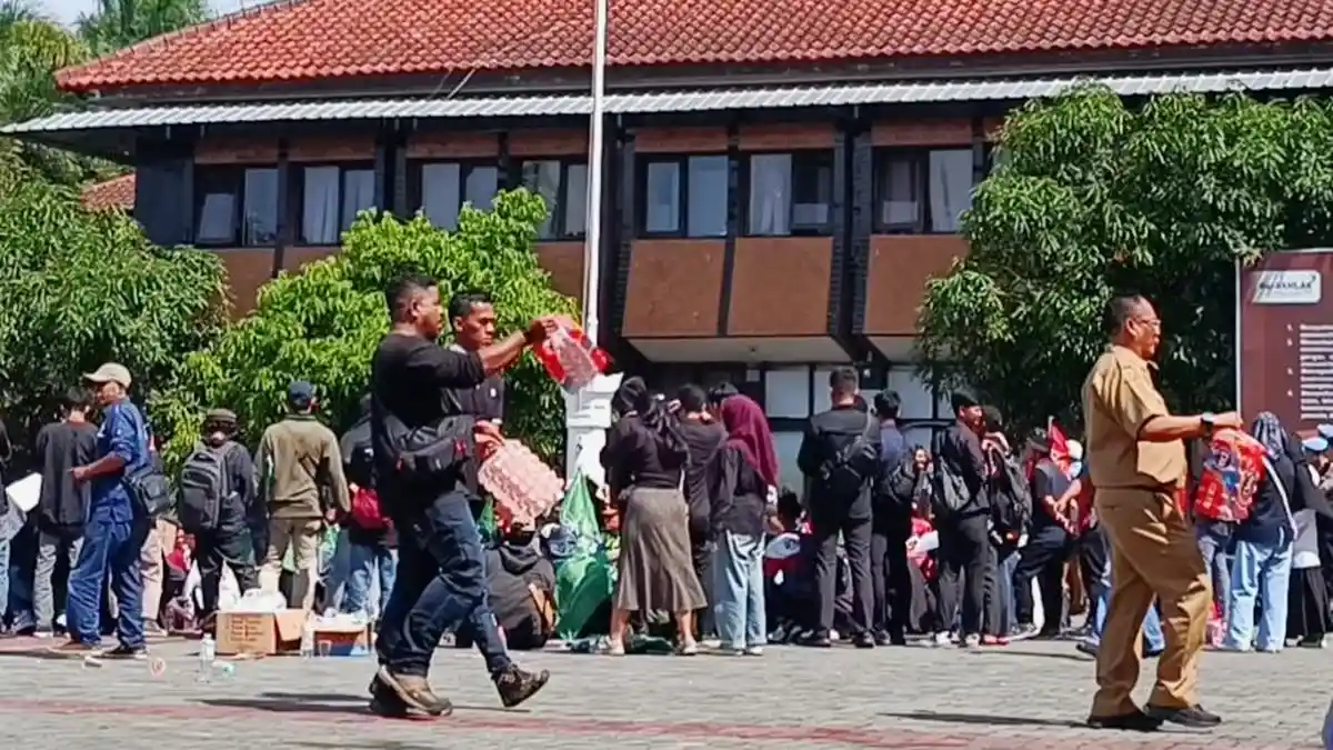 Abenk Marco Preman Pensiun Meredam Panas Aksi Mahasiswa Garut dengan Roti dan Air Mineral