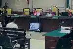 Kades-Tanggung-Suyahman-dan-bendahara-Joko-Endarto-saat-sidang-tuntutan-Selasa-1442026.jpg