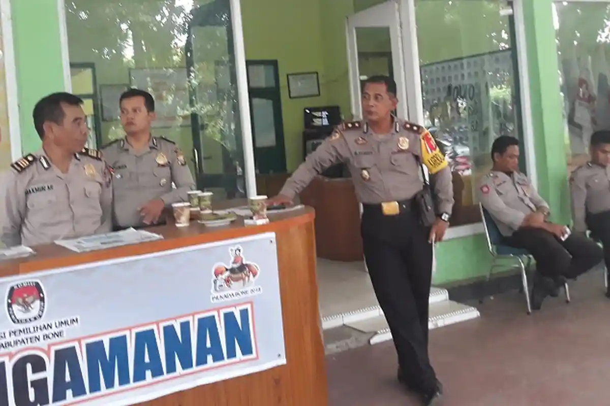 Gugatan Umar-Madeng Ditolak, Polisi Jaga Kantor KPU Bone