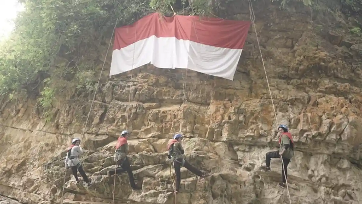 5 Srikandi Mapala Jabal Everest Kibarkan Merah Putih di Tebing Tui Gajah