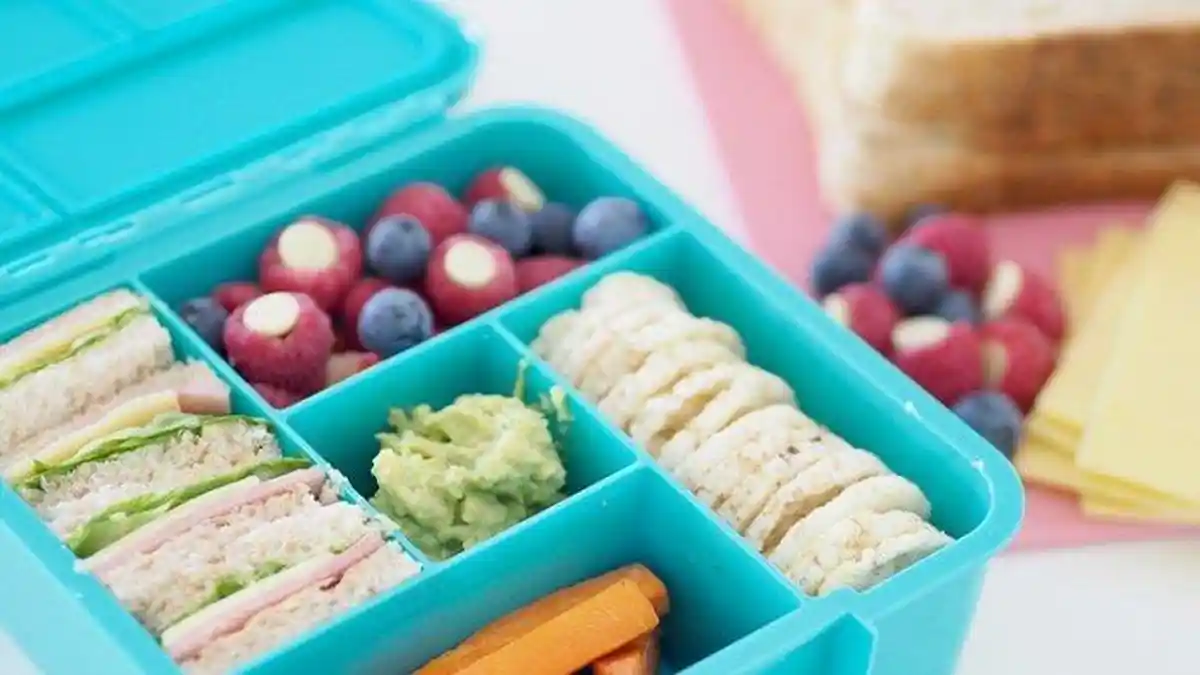 Cara Mudah Membersihkan Noda Minyak yang Melekat di Kotak Bekal Makan Silikon