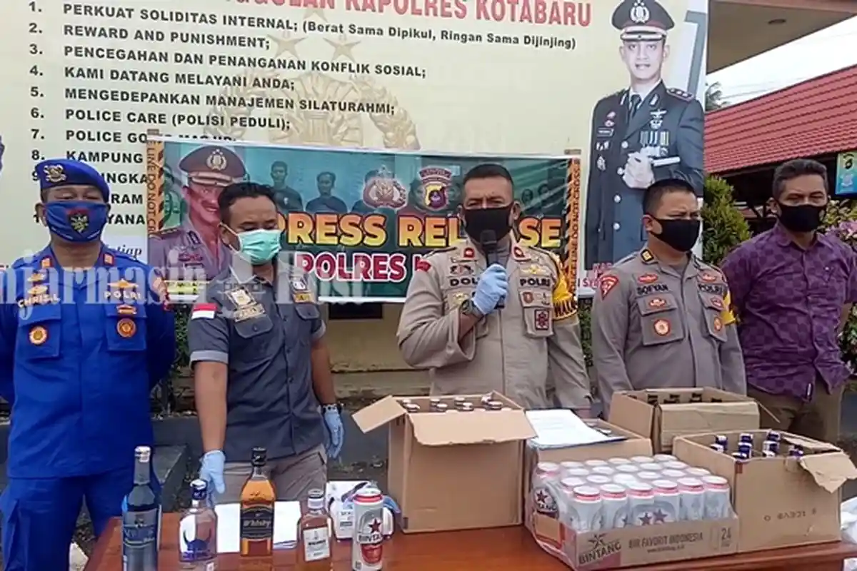 Polres Kotabaru Sita Ribuan Botol Minuman Keras dari Residivis