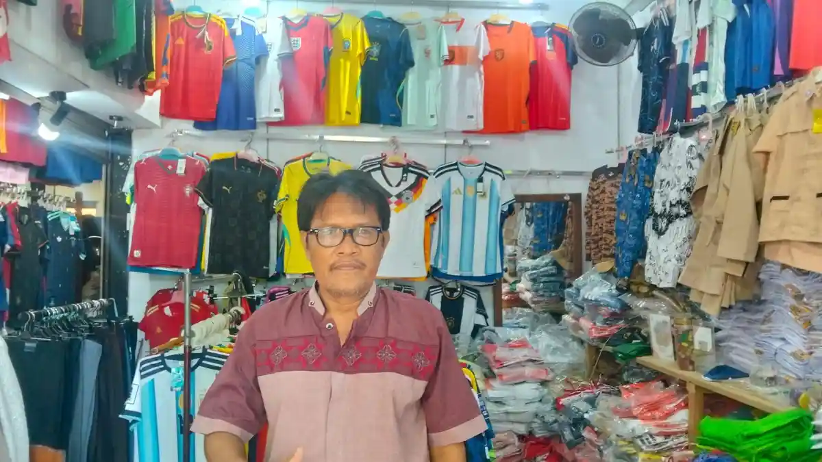 Jelang Piala Dunia 2026, Penjualan Jersey Bola di Ambon Meningkat Tajam
