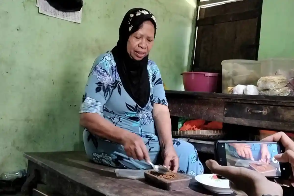 Nenek Penjual Pecel di Kudus Naik Haji, Bawa Bekal Bumbu Pecel Selama di Makkah