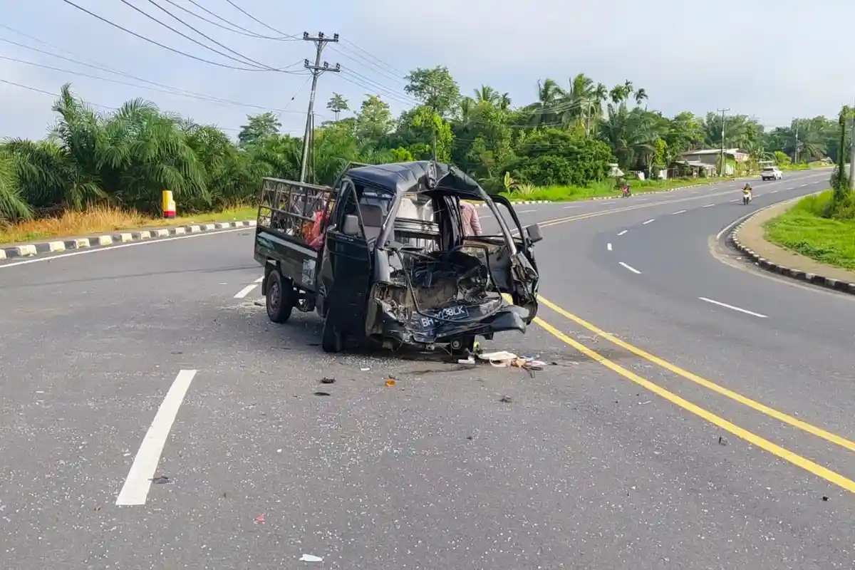 Kecelakaan Truk vs Pikap di Tebo , Sopir Luka Berat