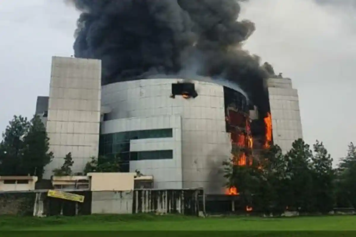 Bara Api Memerah Masih Menyelimuti Gereja Chatedral Gading Serpong Siang Ini