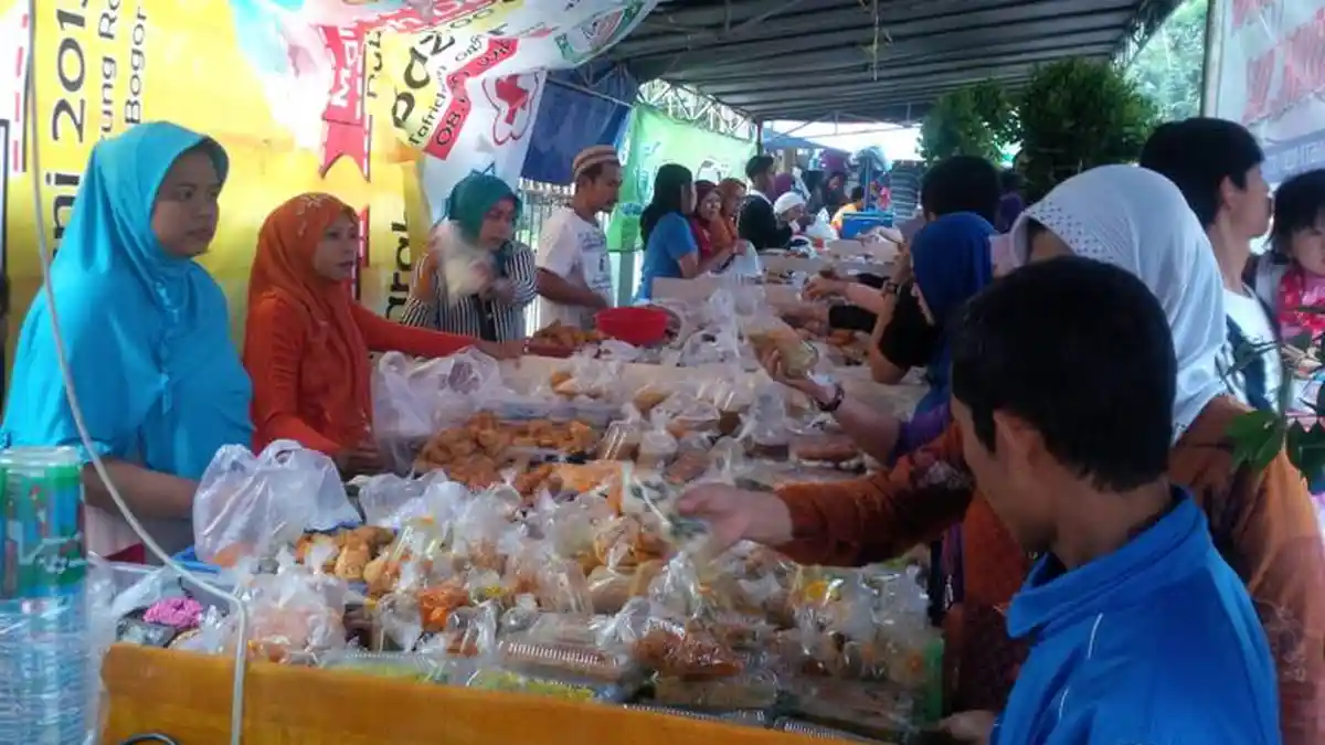 Pedagang makanan di Kawasan  Bantarjati Bogor Diserbu Warga