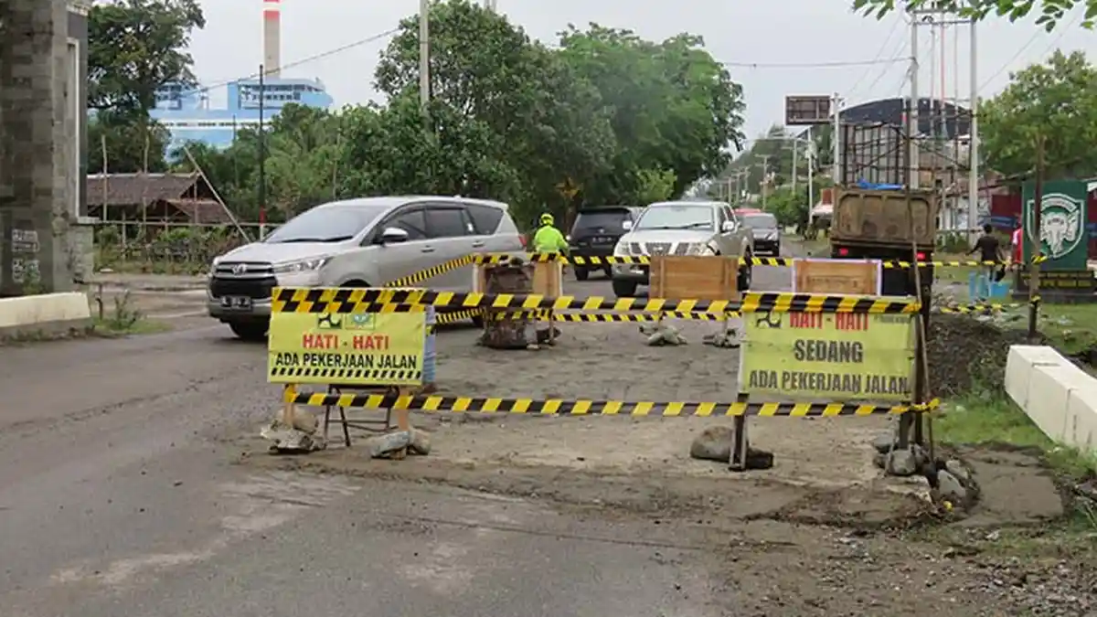 Jalan Amblas Perbatasan Nagan Raya-Aceh Barat Ditimbun