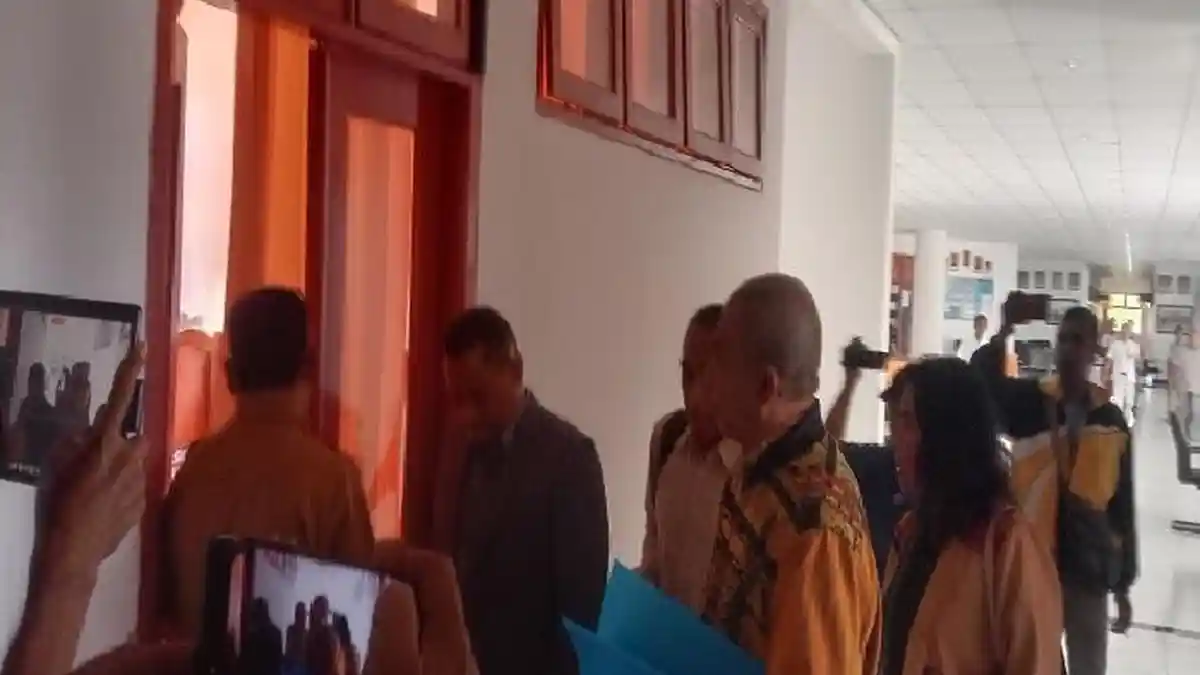BREAKING NEWS: Orang Tua Dokter Icha Tiba di DPRD TTU, Beri Keterangan Soal Dugaan Intimidasi - Pos-kupang.com