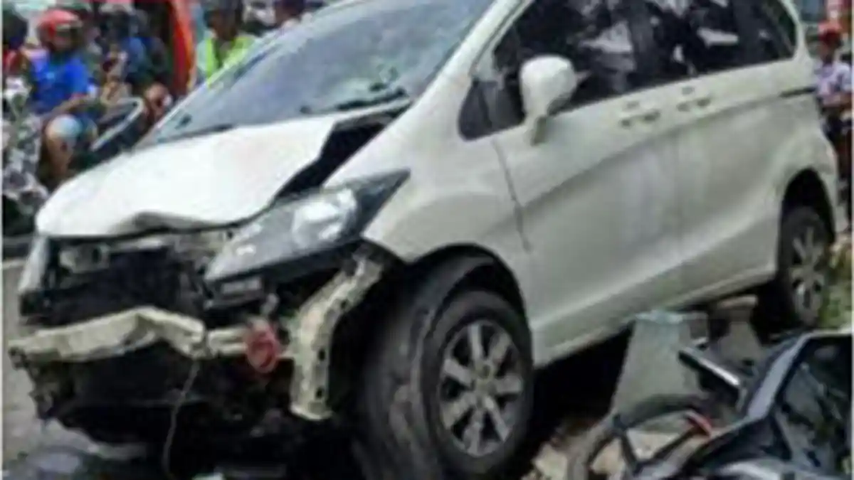 Lihat Anaknya Kejang Pengemudi Freed Tabrak Dua Motor