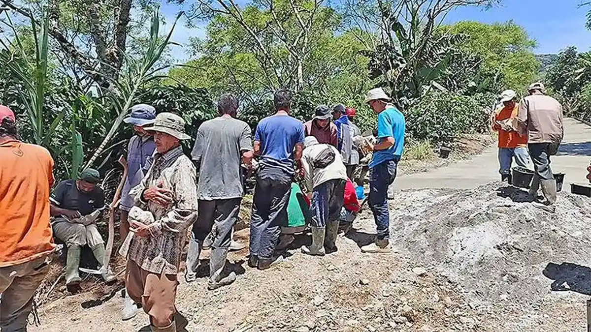 Usulan ke Pemerintah Tak Direalisasi, Warga Perbaiki Jalan secara Swadaya - Serambinews.com