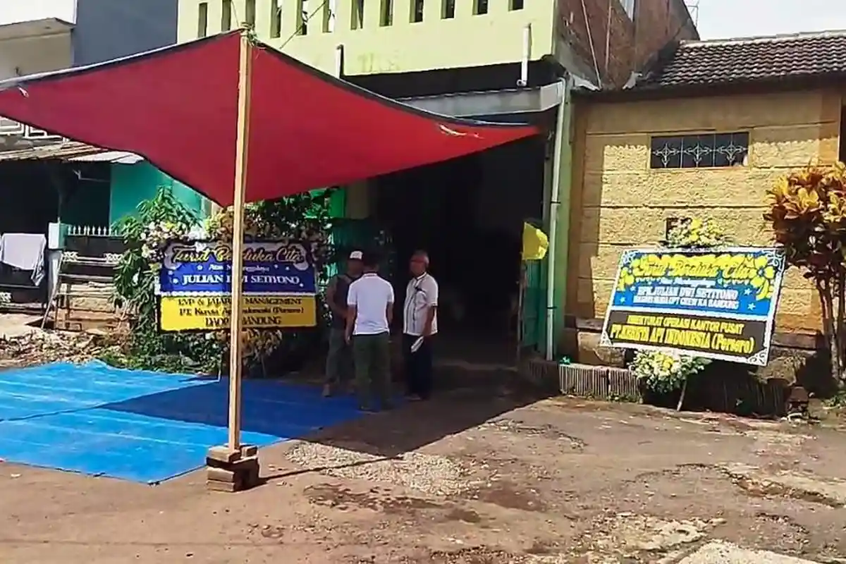 Suasana di Rumah Duka Julian Dwi Setiono Korban Tabrakan KA di Cicalengka, Warga Berdatangan