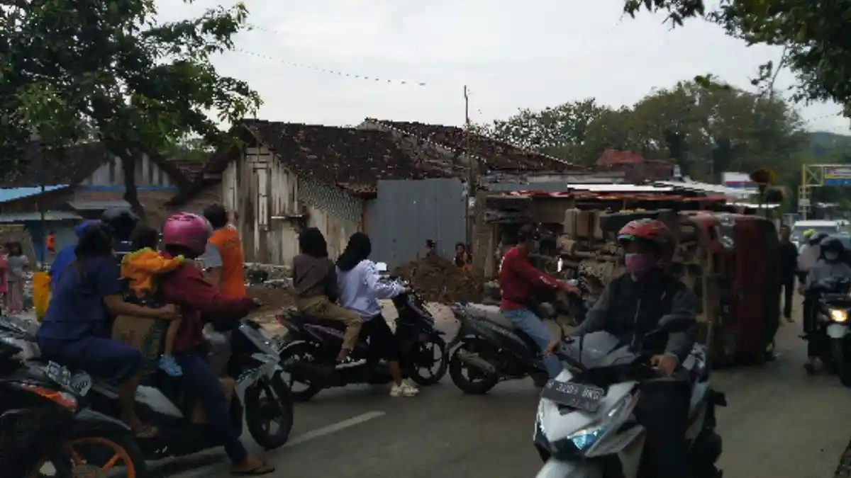 Dump Truk Angkut Tanah Terguling di Jalan Raya Kaliwungu-Boja, Arus Lalu Lintas Macet hingga 1 jam