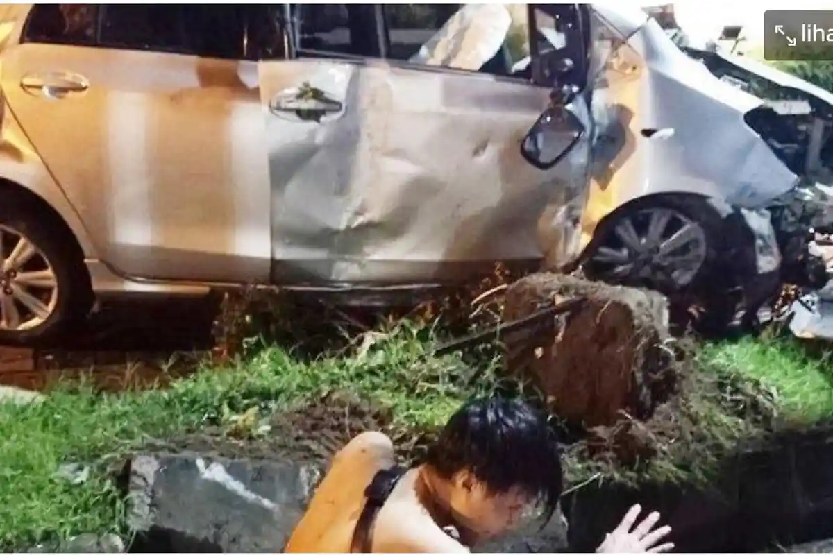 Toyota Yaris Tabrak Tiang Lampu Merah Hingga Roboh dan Trotoar Hancur, Awalnya Ternyata Begini 