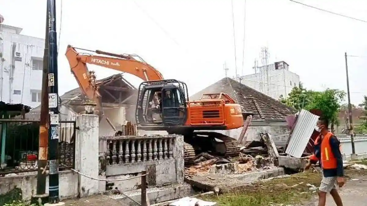 Rumah Berbendera PDIP di Medan Petisah Itu Akhirnya Dikuasai Petugas dan Dirobohkan